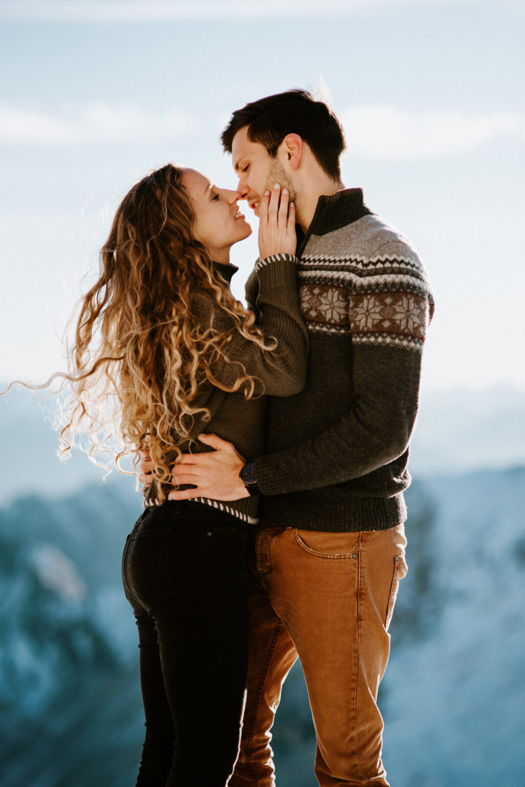 Liebespaar auf der Zugspitze im winter