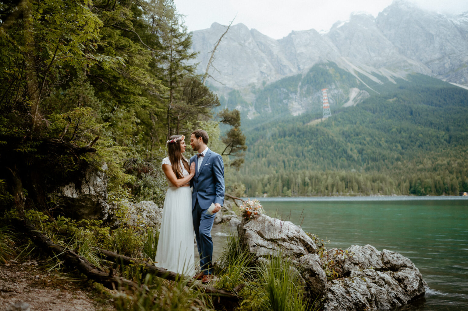 Brautpaar beim Paarshooting am Eibsee