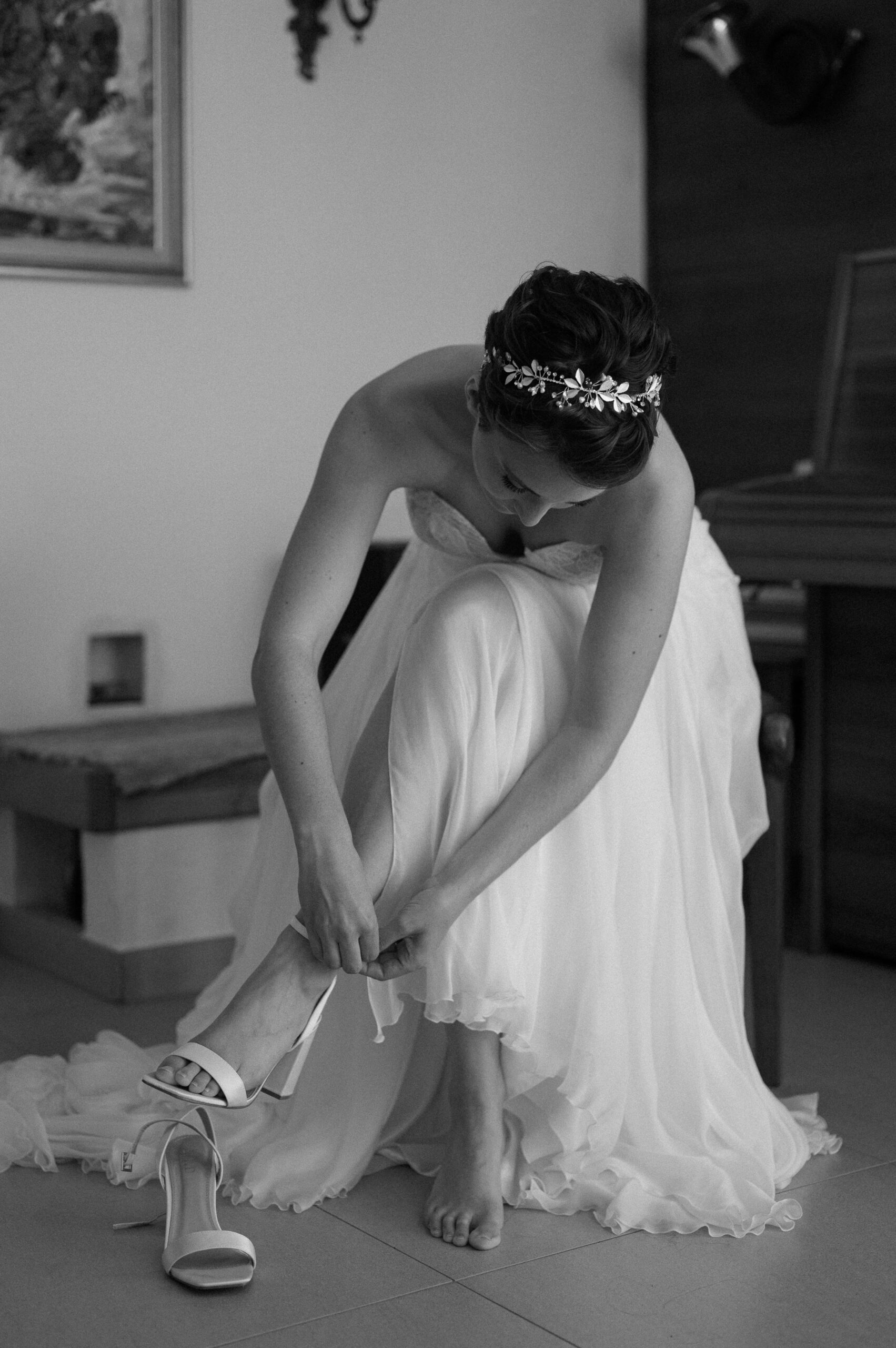 Braut zieht sich Schuhe an