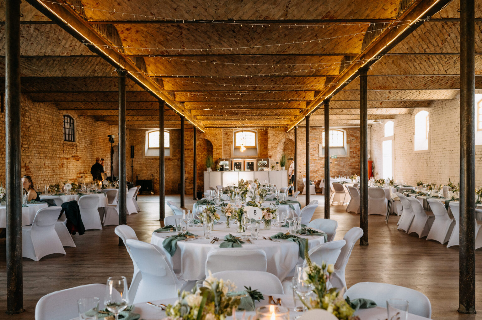 festlich dekorierter Saal für Hochzeit