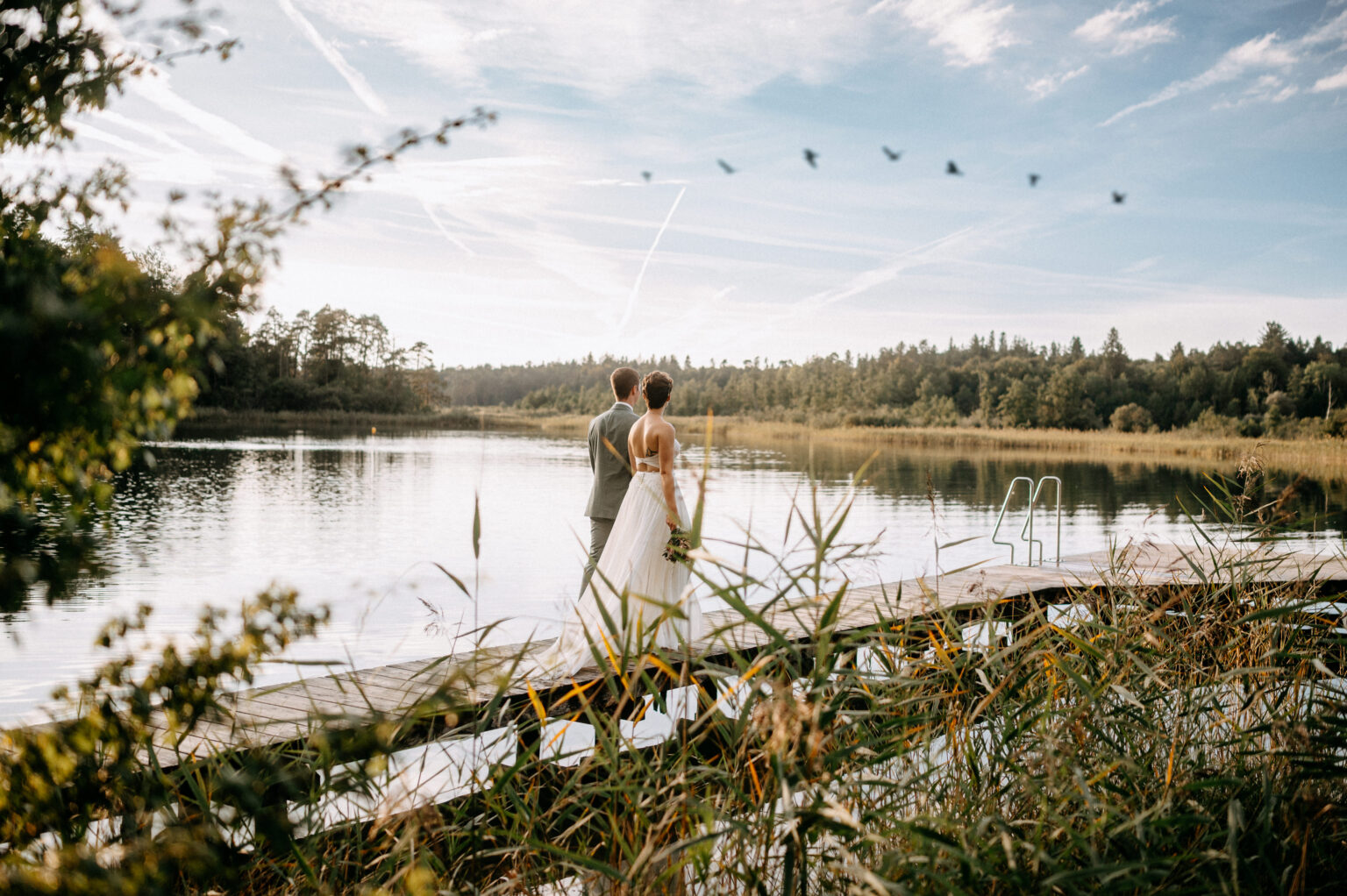 Brautpaar wandert am Abend am Steeg entlang
