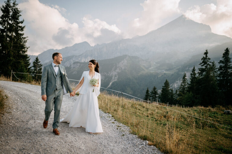 Brautpaar am Kreuzjochhaus in Garmisch-Partenkirchen mit Bergen im Hintergrund