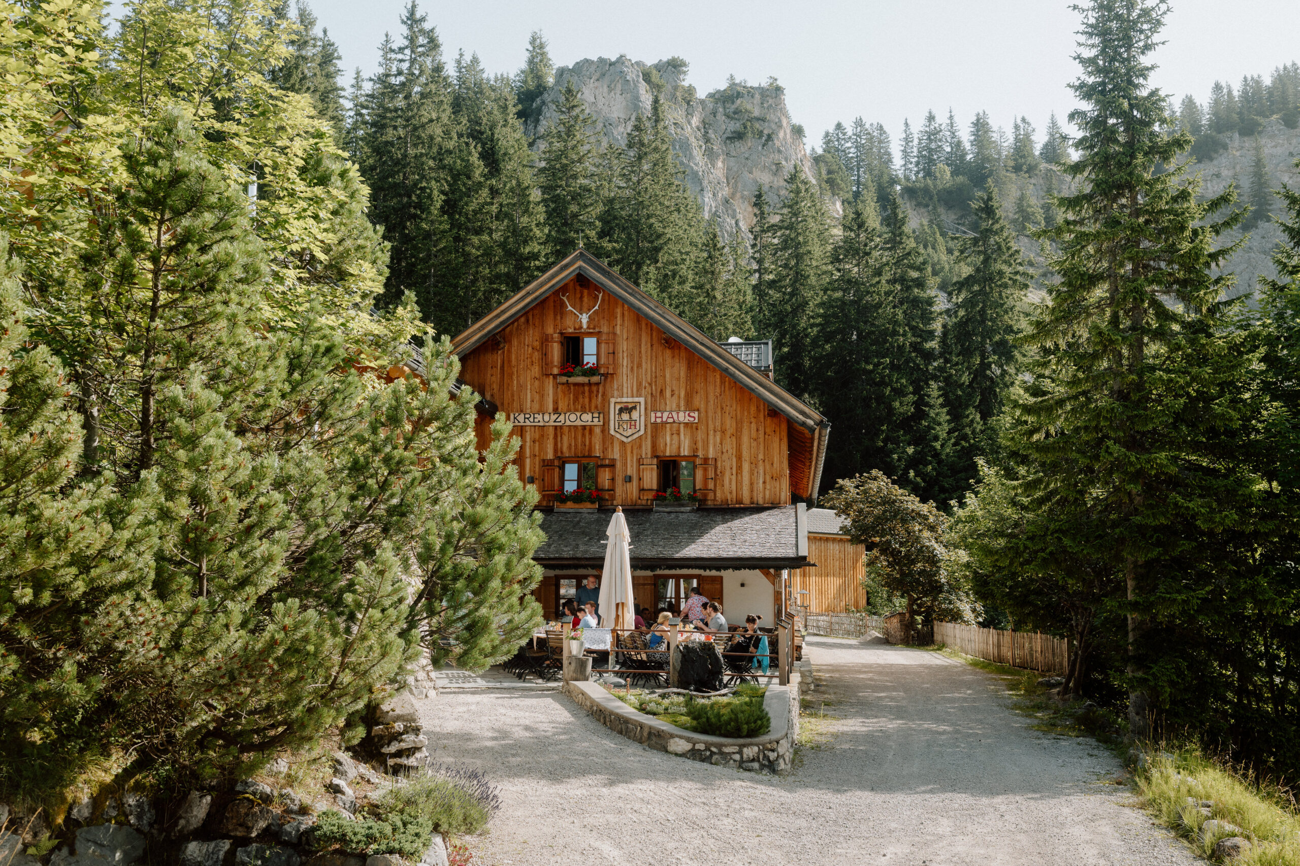 Hochzeit und Paarshooting auf dem Kreuzjochhaus bei Garmisch – natürliche, emotionale Fotos