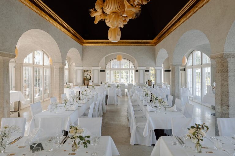 festlich dekorierter Saal