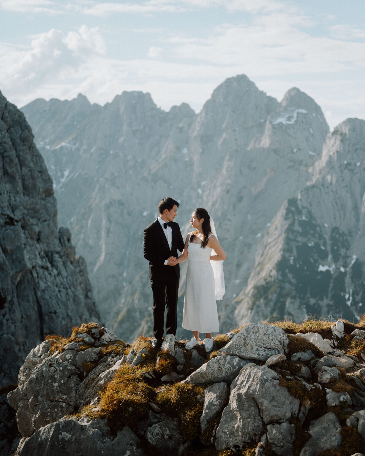 Brautpaar mit Bergen im Hintergrund